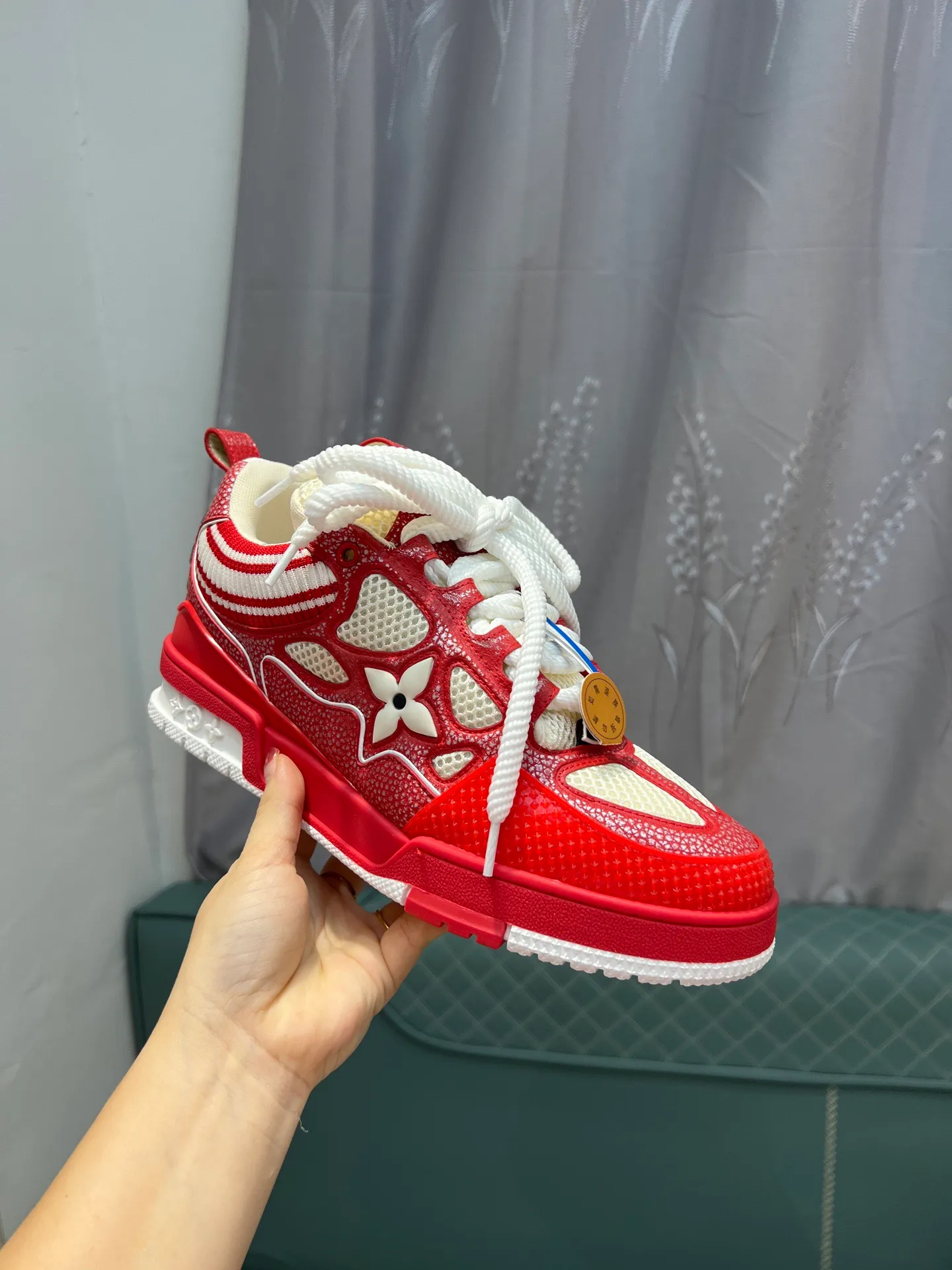 Men's men's shoes💰800 LV top version new style purchasing quality LV~Louis Vuitton LV TRAINER's best-looking sneakers, donkey brand strongly promotes new products, official website limited edition retro basketball sneakers! Both high-top and low-top models spent money to purchase 1:1 accurate reproductions of the originals. The details are invincible and full of sincerity. The imported custom-made original cowhide leather is the same as the original package. The details are 100% restored. The private model customizes the original one-piece TPU outsole. It is different from other brands. Without the original version, this effect cannot be achieved!                Men's and women's models 35-40 39-45 (46 is custom-made and cannot be returned or exchanged)
